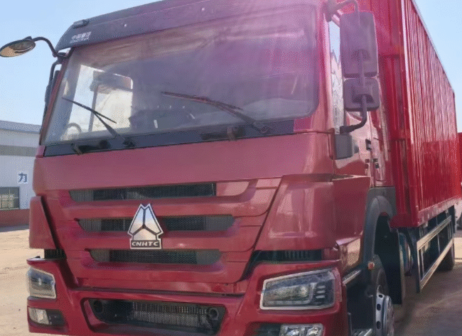 Used HOWO 6 Wheels Box Trucks Red