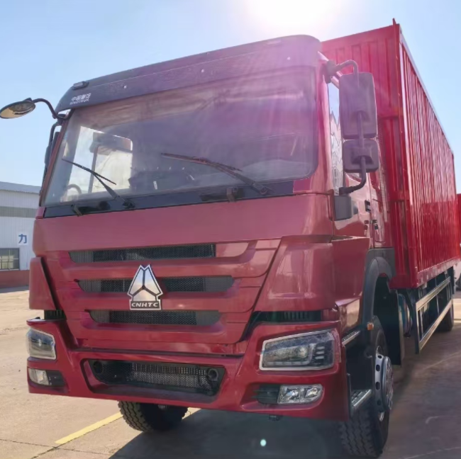 Used HOWO 6 Wheels Box Trucks Red